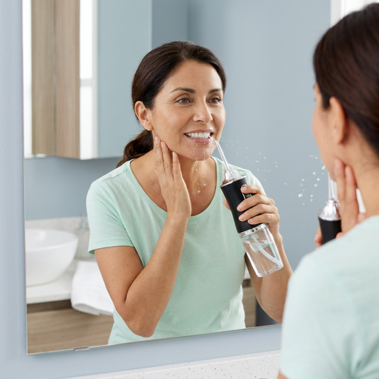 WATERPULSE® IRRIGADOR BUCAL PORTÁTIL + ¡BLANQUEADOR DENTAL GRATIS! ¡Limpieza dental REAL!